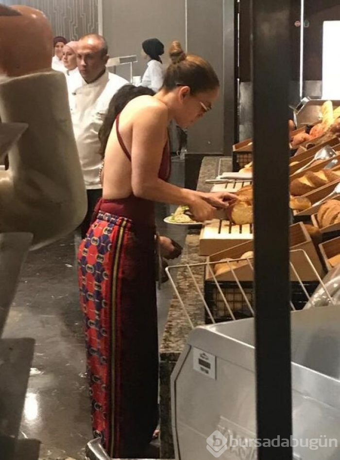 Jennifer Lopez halkla iç içe