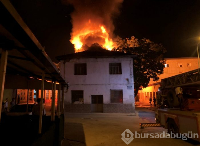 Bursa'da iki katlı fabrika alev alev yandı!
