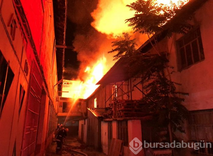 Bursa'da iki katlı fabrika alev alev yandı!
