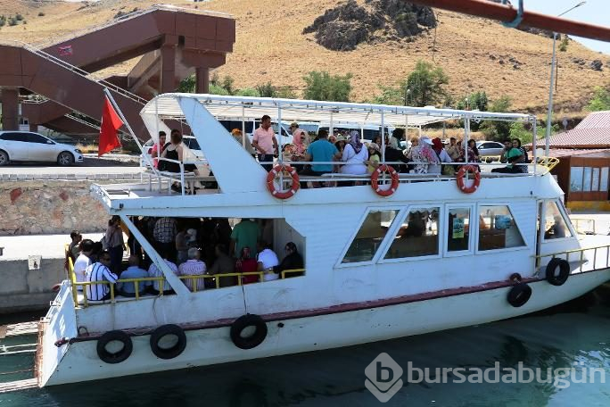Van'da adım atacak yer kalmadı! Akın ettiler