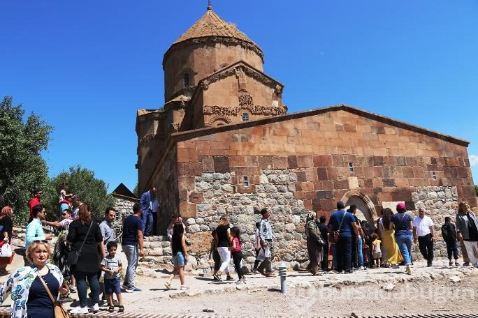 Van'da adım atacak yer kalmadı! Akın ettiler