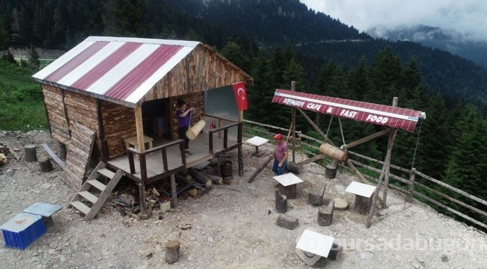 Kamyonetin kasasına ahşap ev monte etti, yaylaları geziyor (Kemal Sunal filmi gerçek oldu)