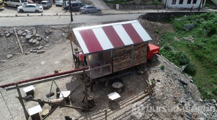 Kamyonetin kasasına ahşap ev monte etti, yaylaları geziyor (Kemal Sunal filmi gerçek oldu)
