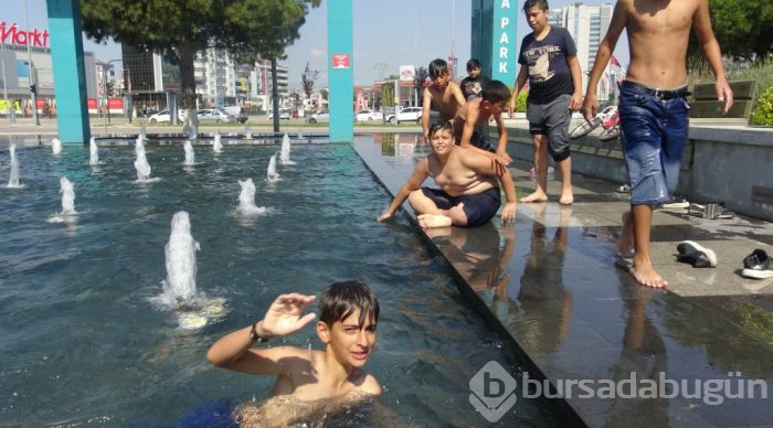Bursa'da çocuklar için büyük tehlike! Aldırış etmeden yüzüyorlar
