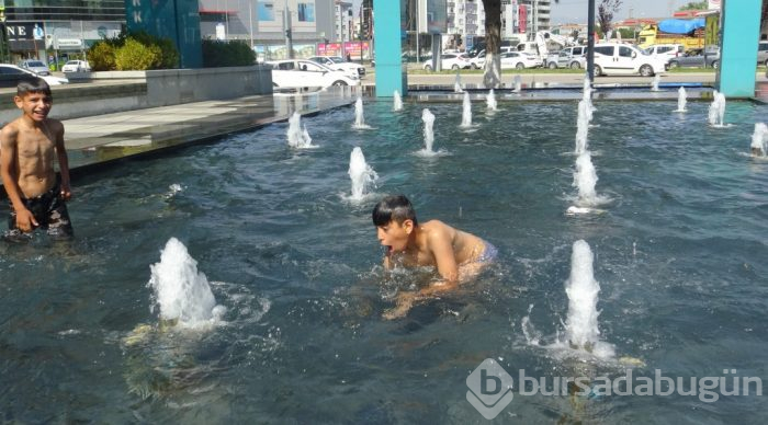 Bursa'da çocuklar için büyük tehlike! Aldırış etmeden yüzüyorlar
