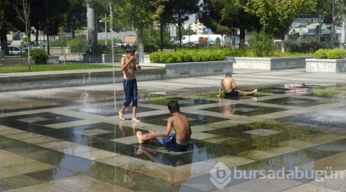 Bursa'da çocuklar için büyük tehlike! Aldırış etmeden yüzüyorlar
