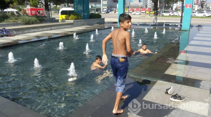 Bursa'da çocuklar için büyük tehlike! Aldırış etmeden yüzüyorlar
