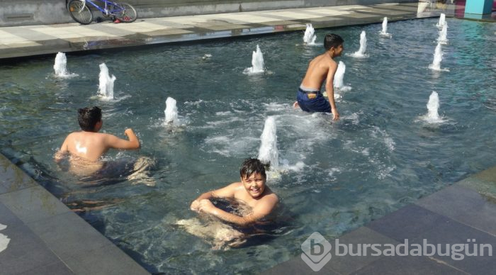 Bursa'da çocuklar için büyük tehlike! Aldırış etmeden yüzüyorlar
