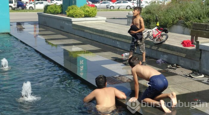 Bursa'da çocuklar için büyük tehlike! Aldırış etmeden yüzüyorlar
