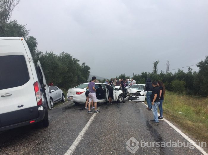 Bursa'da yağmurda 4 araç birbirine girdi: 18 yaralı	