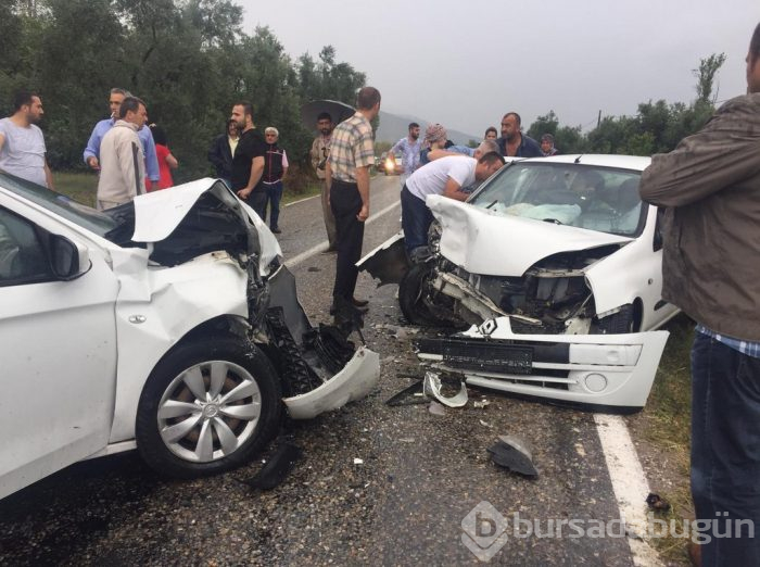 Bursa'da yağmurda 4 araç birbirine girdi: 18 yaralı	