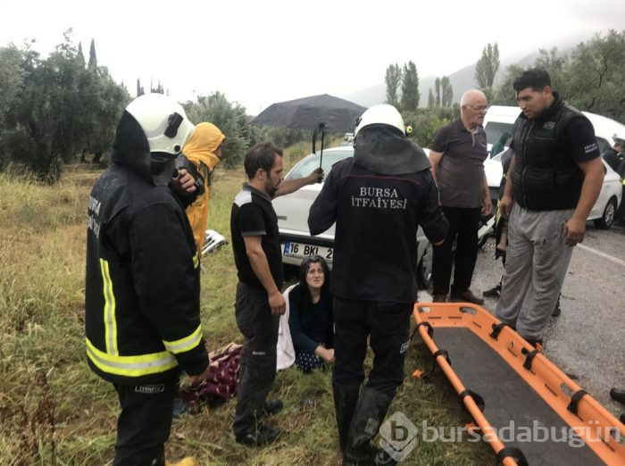 Bursa'da yağmurda 4 araç birbirine girdi: 18 yaralı	