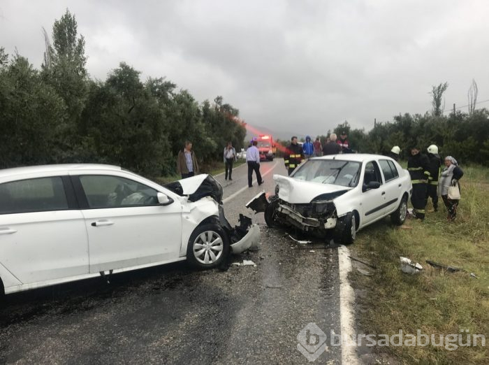 Bursa'da yağmurda 4 araç birbirine girdi: 18 yaralı	