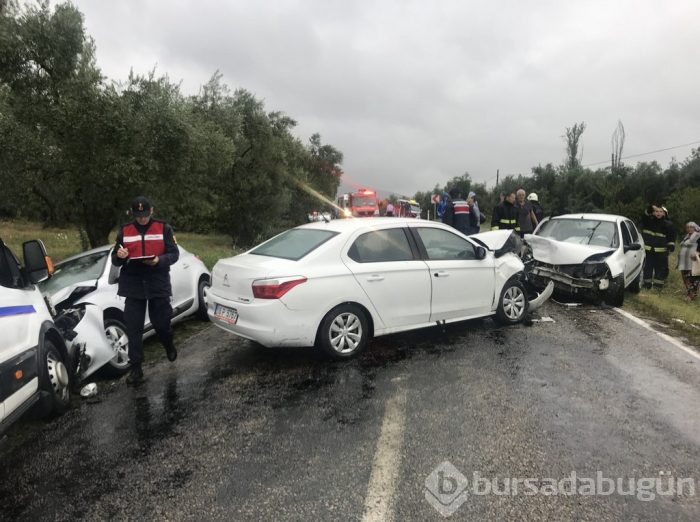 Bursa'da yağmurda 4 araç birbirine girdi: 18 yaralı	