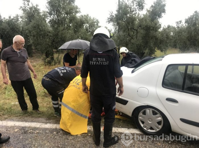 Bursa'da yağmurda 4 araç birbirine girdi: 18 yaralı	