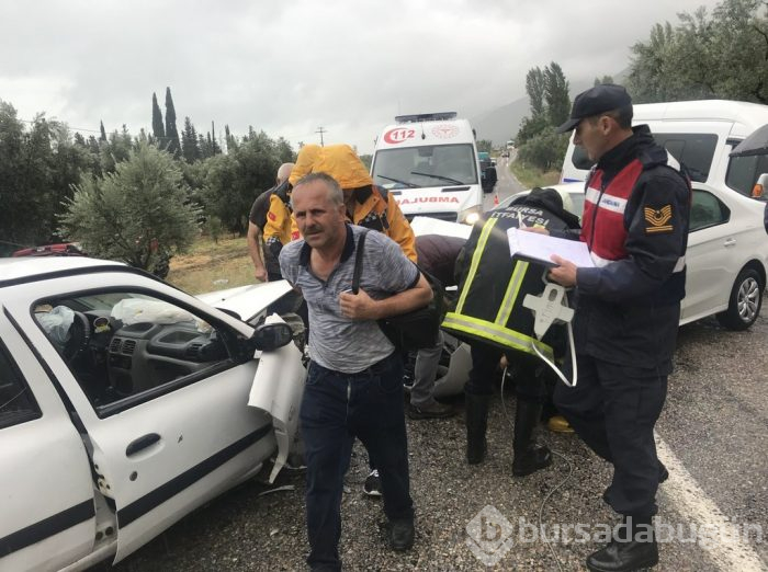 Bursa'da yağmurda 4 araç birbirine girdi: 18 yaralı	
