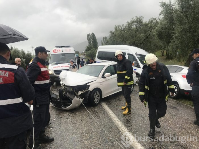 Bursa'da yağmurda 4 araç birbirine girdi: 18 yaralı	