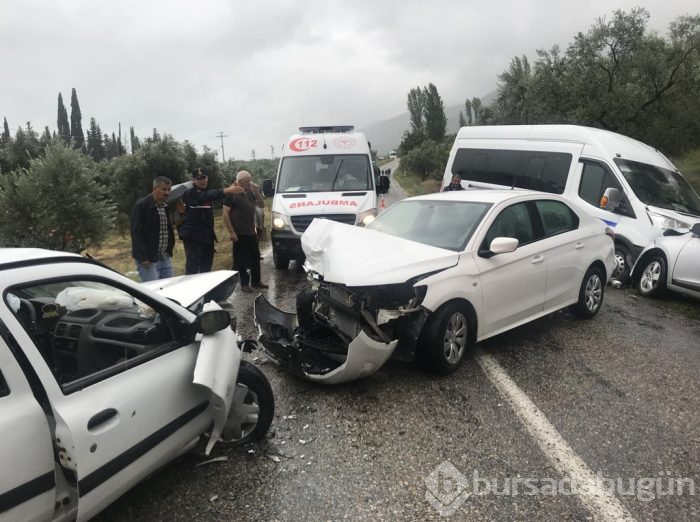 Bursa'da yağmurda 4 araç birbirine girdi: 18 yaralı	