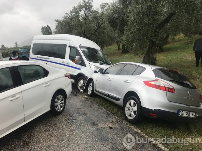 Bursa'da yağmurda 4 araç birbirine girdi: 18 yaralı	