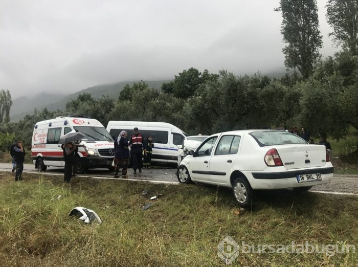 Bursa'da yağmurda 4 araç birbirine girdi: 18 yaralı	