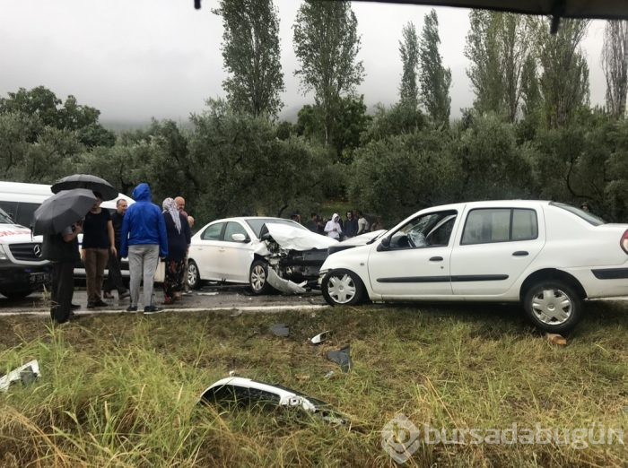 Bursa'da yağmurda 4 araç birbirine girdi: 18 yaralı	
