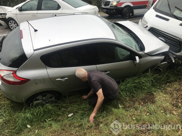 Bursa'da yağmurda 4 araç birbirine girdi: 18 yaralı	