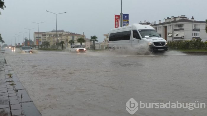 Bursa'yı yağmur ve fırtına vurdu...
