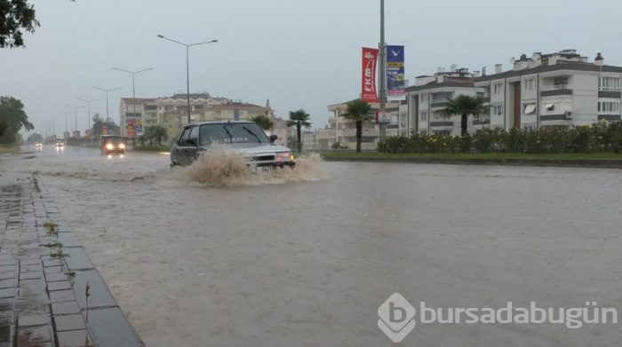 Bursa'yı yağmur ve fırtına vurdu...
