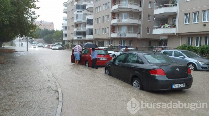 Bursa'yı yağmur ve fırtına vurdu...
