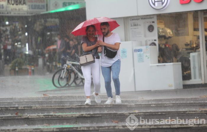 Bursa'yı yağmur ve fırtına vurdu...
