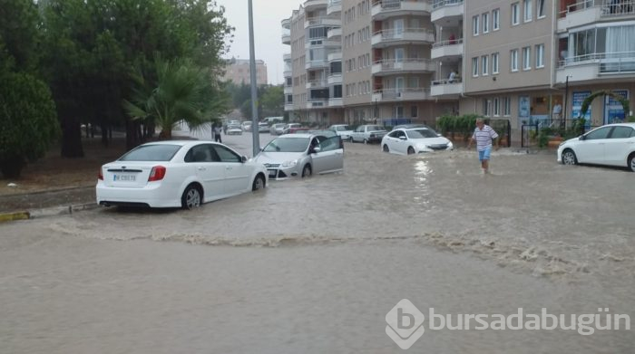 Bursa'yı yağmur ve fırtına vurdu...
