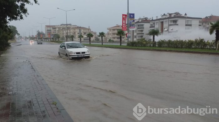 Bursa'yı yağmur ve fırtına vurdu...
