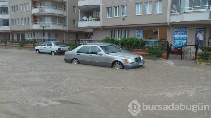 Bursa'yı yağmur ve fırtına vurdu...
