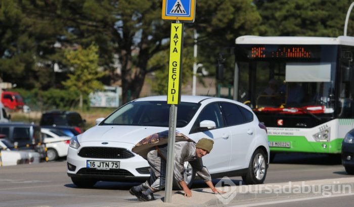 Bursa'da babasını kazada kaybetti, trafiğe böyle çıktı!
