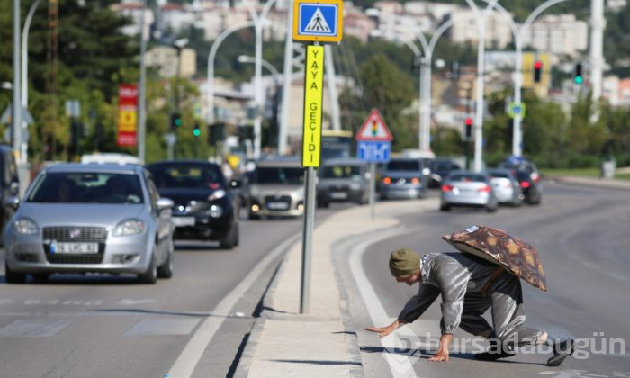 Bursa'da babasını kazada kaybetti, trafiğe böyle çıktı!
