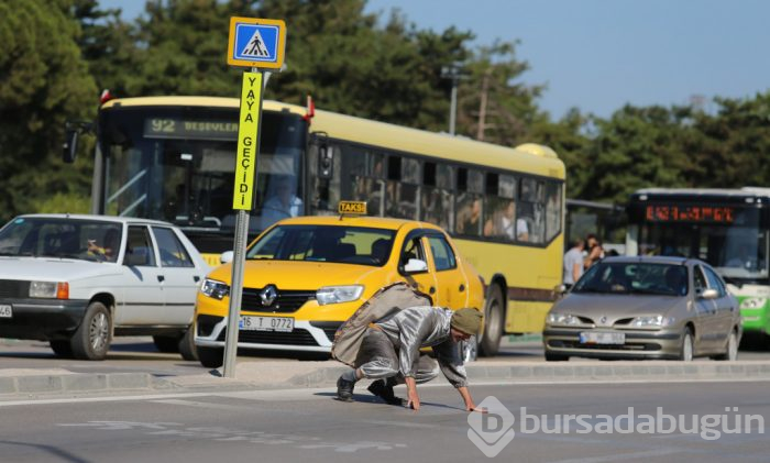 Bursa'da babasını kazada kaybetti, trafiğe böyle çıktı!
