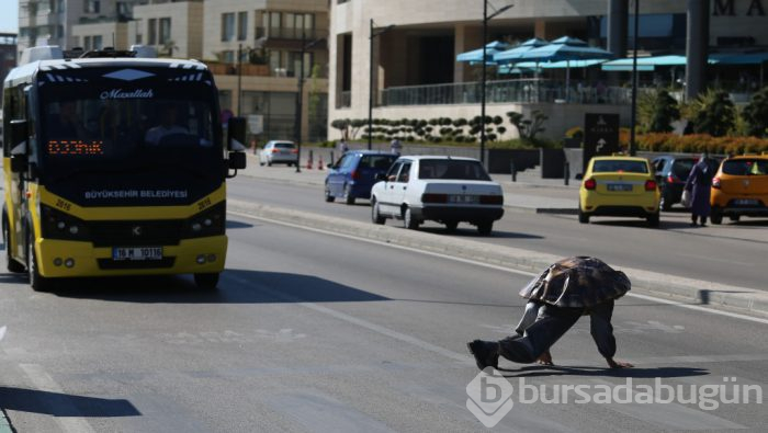 Bursa'da babasını kazada kaybetti, trafiğe böyle çıktı!
