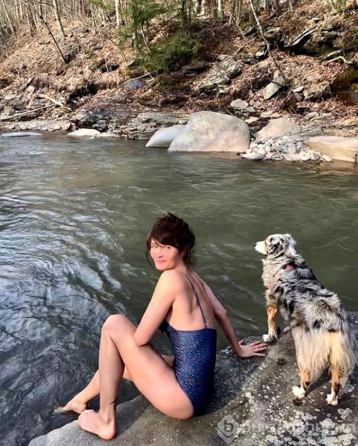 Kim inanır 50 yaşında olduğuna! Kusursuz vücuduyla genç kızlara taş çıkarttı
