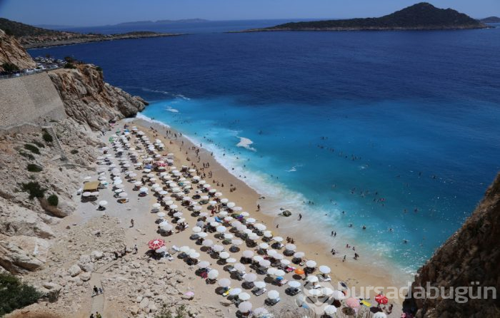 Ünlü tatil beldesinde izdiham yaşandı, 3 kilometreye ulaşan araç kuyruğu oluştu!
