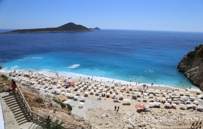 Ünlü tatil beldesinde izdiham yaşandı, 3 kilometreye ulaşan araç kuyruğu oluştu!
