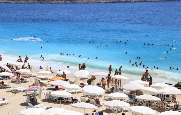 Ünlü tatil beldesinde izdiham yaşandı, 3 kilometreye ulaşan araç kuyruğu oluştu!

