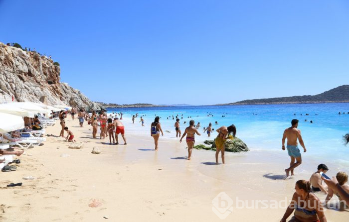 Ünlü tatil beldesinde izdiham yaşandı, 3 kilometreye ulaşan araç kuyruğu oluştu!
