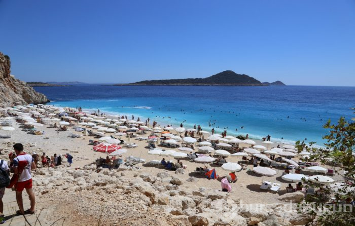 Ünlü tatil beldesinde izdiham yaşandı, 3 kilometreye ulaşan araç kuyruğu oluştu!
