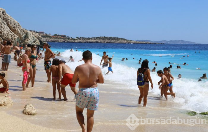 Ünlü tatil beldesinde izdiham yaşandı, 3 kilometreye ulaşan araç kuyruğu oluştu!
