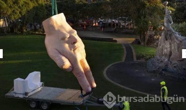 Korkunç el heykeli! Şehir Galerisi'nden sizi izliyor olacak