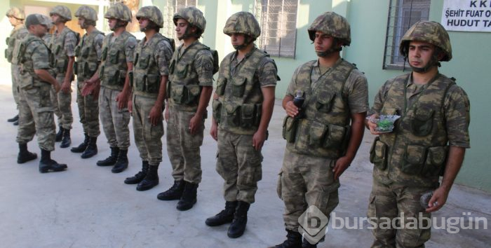Sınırda ağlatan görüntüler... Bursa'da yaşayan annesiyle telefondan bayramlaşabildi!
