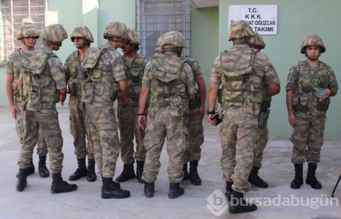 Sınırda ağlatan görüntüler... Bursa'da yaşayan annesiyle telefondan bayramlaşabildi!
