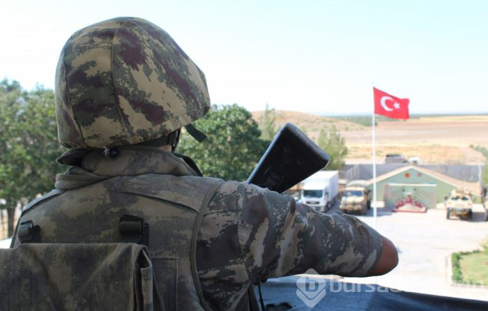 Sınırda ağlatan görüntüler... Bursa'da yaşayan annesiyle telefondan bayramlaşabildi!
