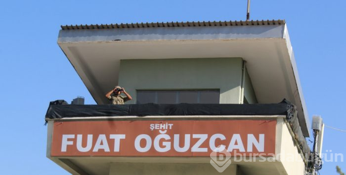 Sınırda ağlatan görüntüler... Bursa'da yaşayan annesiyle telefondan bayramlaşabildi!
