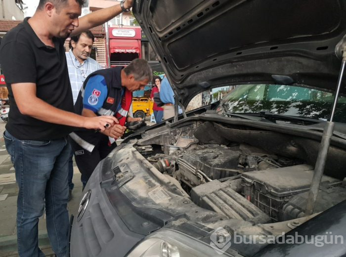 Bursa'nın kahraman itfaiyecisi! Yağmurda yarım saat uğraşıp kurtardı
